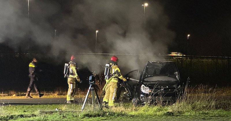 Auto gaat in vlammen op parkeerplaats naast A6 bij Poort