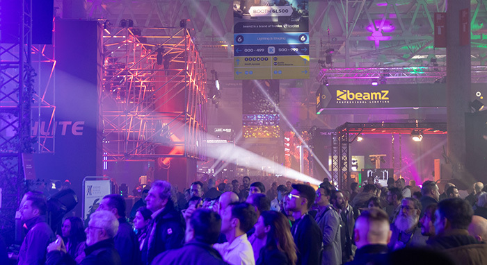 ProAV_Picks's tweet card. なぜプロAV市場は急成長しているのか？最新データから世界と日本の市場規模を読み解き、その背景にある「体験価値」への需要を解説。私たちの働き方やエンタメを変える映像・音響技術のトレンドと、未来の展望に迫ります。