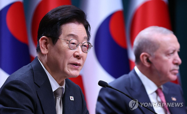 muzlandju's tweet card. 이재명 대통령, 한-튀르키예 공동언론발표 (앙카라=연합뉴스) 국가 지도자의 말은 그 자체로 전략이자 메시지다. 적대국과 총구를 맞대고 있는 분단국가의 대통령이 공개석상에서 내뱉는 안보 관련 발언은 천금의 무게를 지녀야 한다. 그러나 지난 24일 해외 기자 간담회에서 이재명 대통령이 보여준 인식은 가벼움을 넘어 참담한 수준이었다. 그는 50년간 대북...