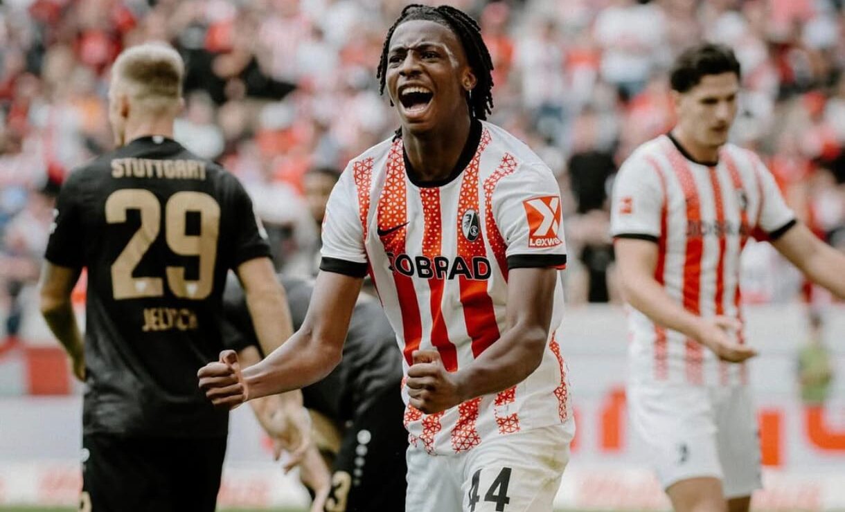 EuropaCalcio's tweet card. Il Napoli punta su Manzambi del Friburgo: talento emergente senza clausola e contratto lungo. Trattativa complessa.