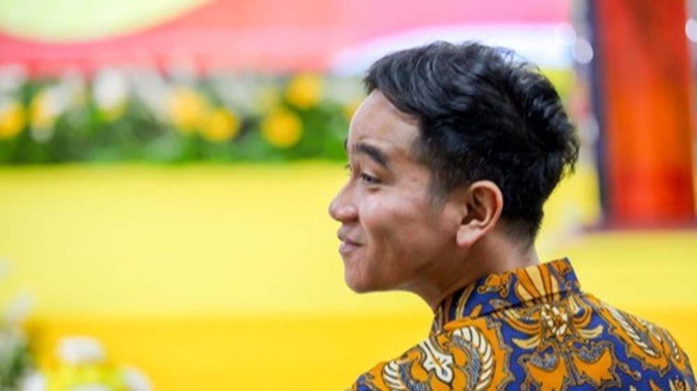 OposisiCerdas's tweet card. Wapres Gibran Rakabuming Raka dikritik soal gesturnya yang kerap celingak-celinguk saat tampil di depan publik. "Memalukan. Negara sebe...