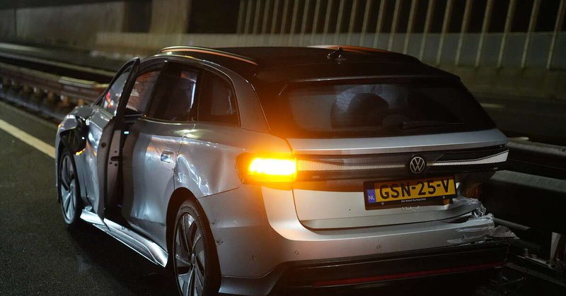 Auto zwaar beschadigd na botsing op A28