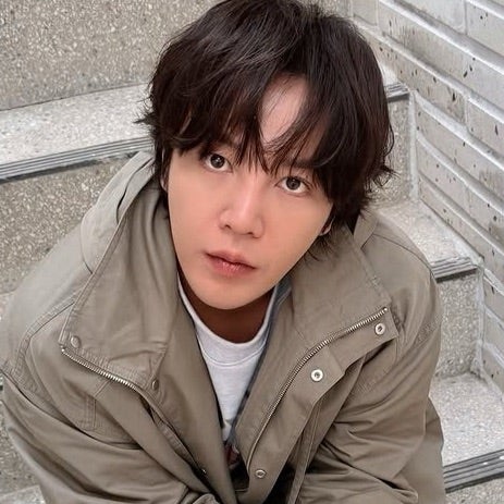 pcsfh7132119's tweet card. あんにょん☀️訪問ありがとうございます*ˊᵕˋ*コート羽織っただけでもグラビア並にかっこよき😍日本語記事よりいつもの散歩道なのかしら？慣れていたのに、久しぶり…