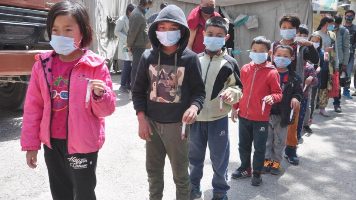 aajtak's tweet card. देश कोरना की दूसरी लहर से जूझ रहा है. इसी बीच तीसरी लहर की आशंका भी जताई जाने लगी है. देश के कुछ हिस्सों में कोरोना संक्रमण तेजी से बच्चों में फैल रहा है. राजस्थान में तो सिर्फ दो जिलों में ही 600 से...