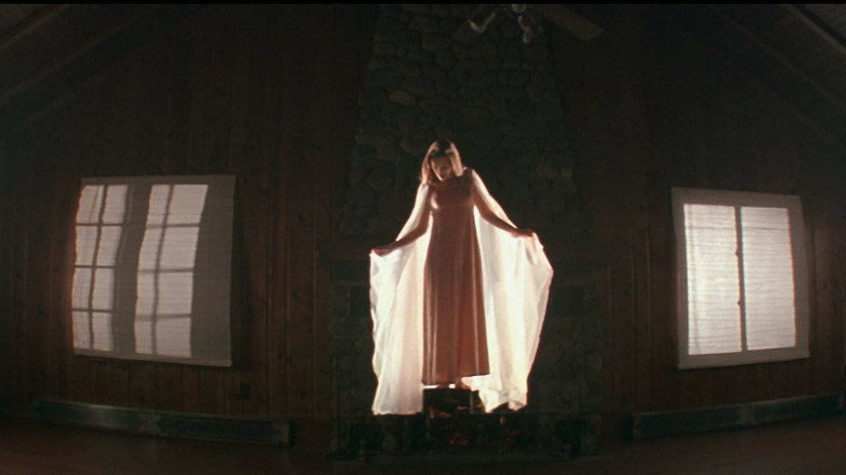 SiulOczoro989's tweet card. 45/100 Trauma strikes me as the reflection of a director in crisis, especially when Argento is judged excessively for his classics, but I can't help judging it that way, as this film is uneven,…