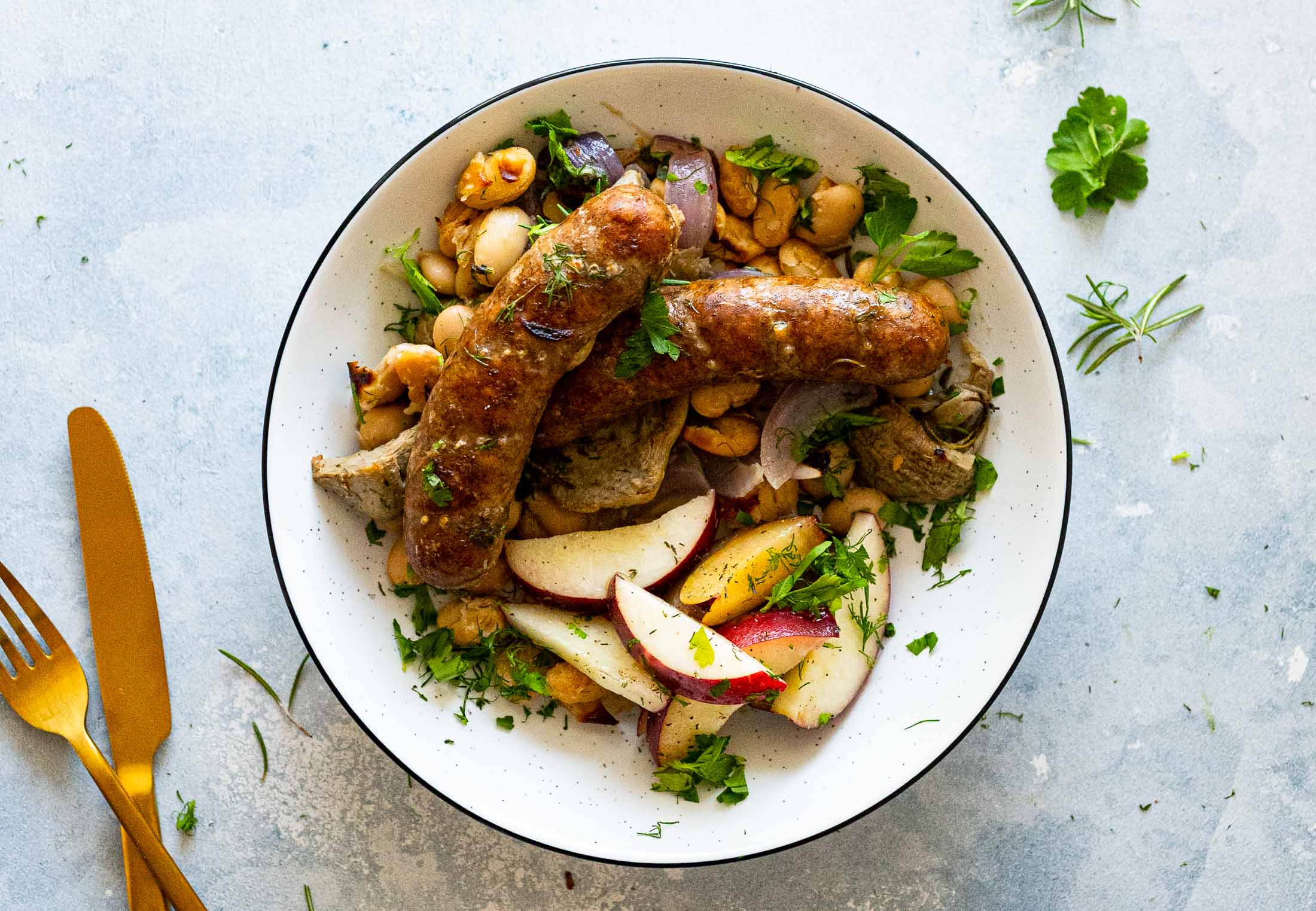 FMFBlogger's tweet card. Sausage, White Bean + Artichoke Hearts Sheet Pan Meal -- an easy, flavorful family-friendly meal in less than 30 mins. Gluten-free, dairy-free w/ vegetarian & vegan options.