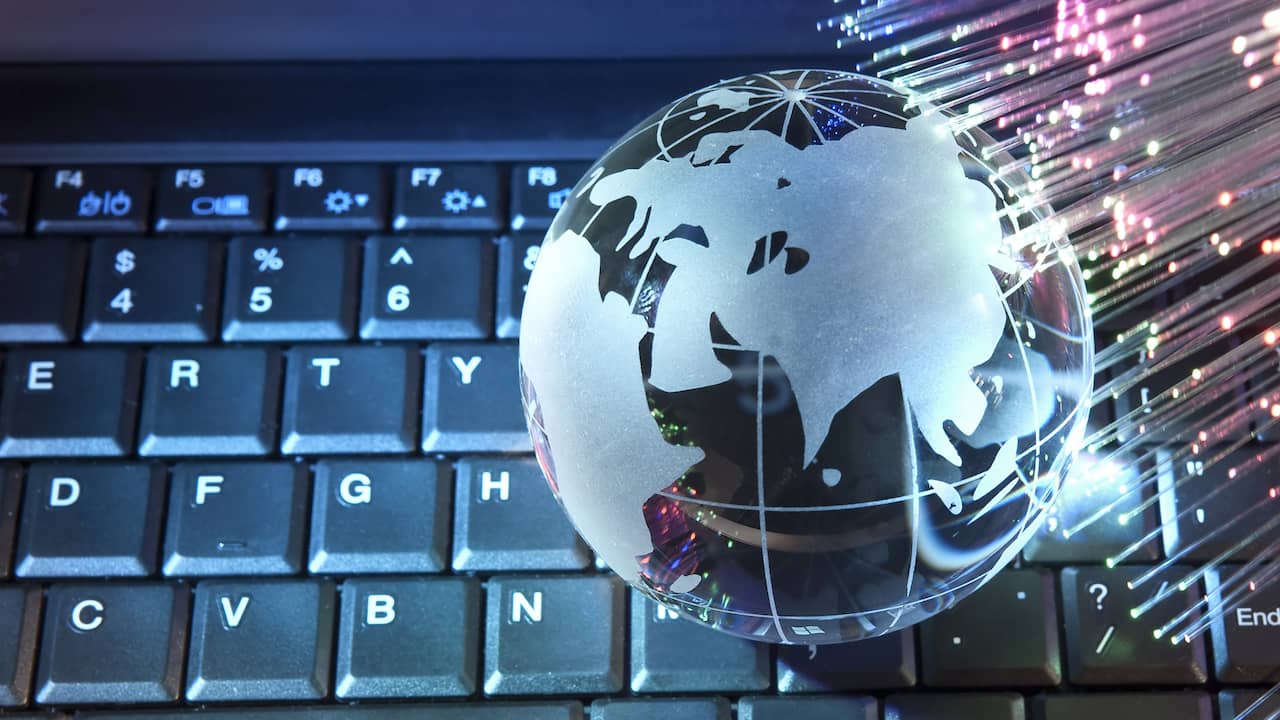 IntramedOnLine's tweet card. Door een technische storing bij internetknooppunt AMS-IX in Amsterdam kampten grote delen van Nederland woensdagmiddag met internetproblemen. De storing is sinds 13.15 uur verholpen en de problemen...