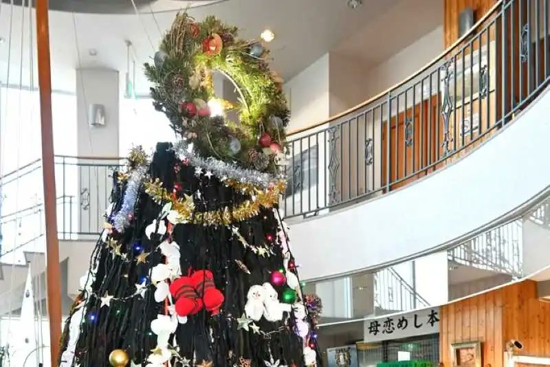 tripeat_hkd's tweet card. 室蘭港エンルムマリーナ（絵鞆町）に、室蘭特産のヤヤンコンブを使った高さ約2.6メートルのクリスマスツリーがお