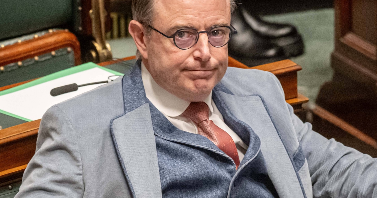 ChristopherLiec's tweet card. Als de regeringen van België onvoldoende actie ondernemen, zal ons land in 2027 het grootste begrotingstekort hebben van de hele eurozone. Dat voorspelt de Europese Commissie.