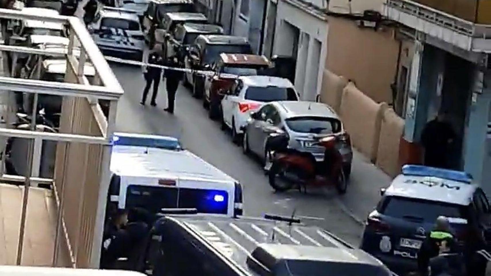 elespanolcom's tweet card. Los vecinos del joven niegan la vinculación del joven con el yihadismo y le definen como "un buen chico con problemas con las drogas". Más información: Investigan como posible terrorismo yihadista la...