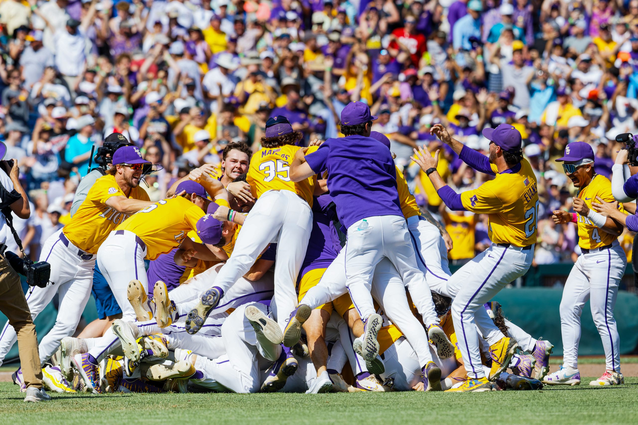 BaseballAmerica's tweet card. LSU headlines Baseball America's final College Baseball Top 25 rankings of 2025 after winning the national championship.