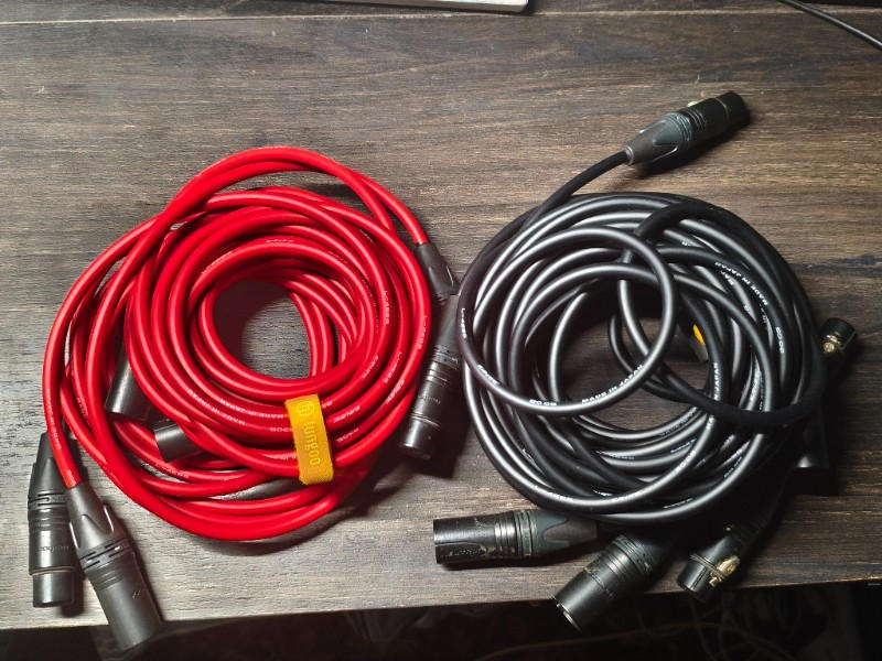 Soundmart_jp's tweet card. BLACKとREDの合計7本の出品になります。全てマイクでの音出しは済ませてあります。ざっとですが傷の有無を確認しましたが、数本に養生テープの糊の跡、軽い擦り傷やくすみ、若干の凹み傷が見られます。画像にてご確認ください。ですが全て自宅・室内使用のみなので状態は良い方だと思います。以下にサウンドハウスでの購入日を記載します。BLACKの購入日は2020年5月8日x12020年10月15日x12020