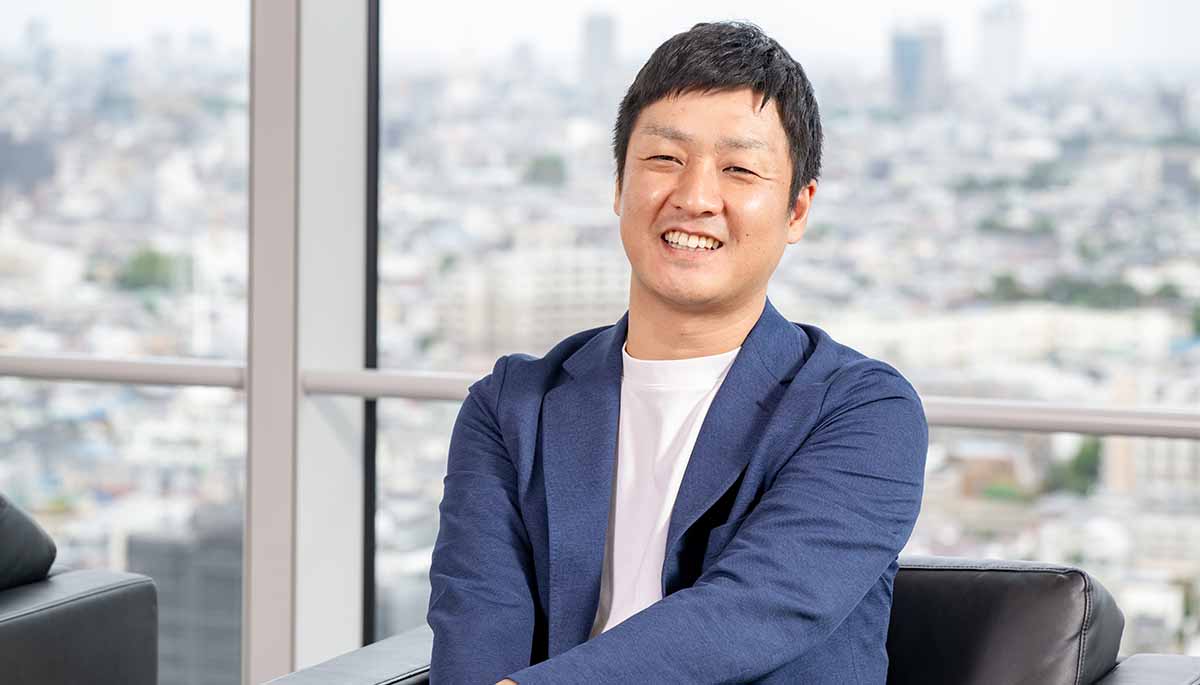 AI__Interviewer's tweet card. キリンホールディングス株式会社は、「人がやらなくてよい仕事をゼロにする」ことで価値創造につながる時間を創出するため、独自の生成AIツール「BuddyAI」を国内従業員約1万5000人に展開。その普及策や展望を聞きました。