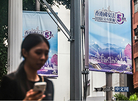 rijingzhongwen's tweet card. 香港教育局決定今年不參加日本政府的交流項目「21世紀東亞青少年大交流計劃」。香港保安局呼籲居民前往日本時提高警惕。香港電臺最近也取消了日本動畫片《工作細胞》的播放……