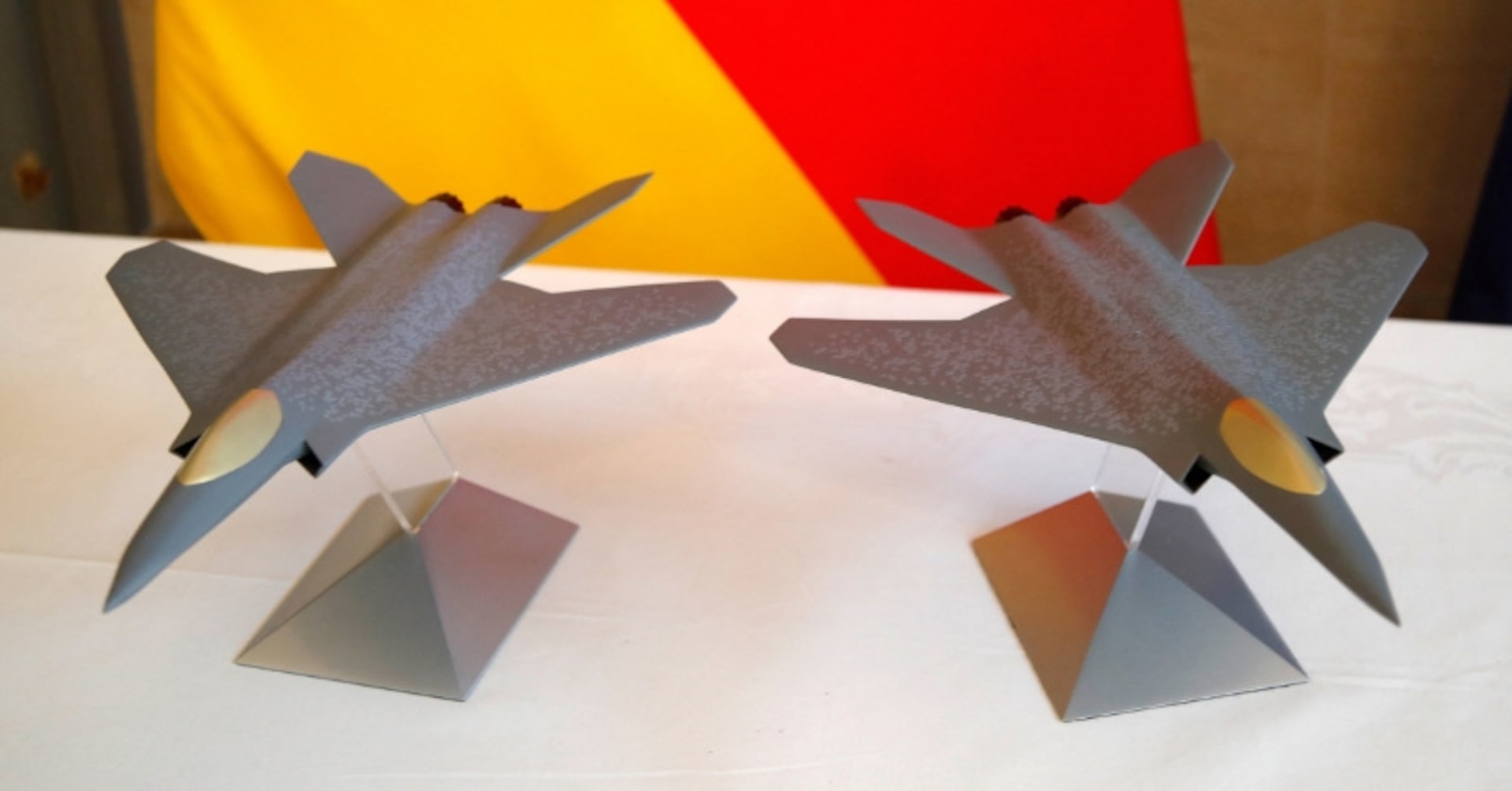 ReutersJapan's tweet card. 英紙フィナンシャル・タイムズ（ＦＴ）は１７日、ドイツ、フランス両政府が次世代戦闘機開発計画、将来戦闘航空システム（ＦＣＡＳ）プロジェクトについて戦闘機の共同開発を中止し、協力分野を指揮統制システムに絞り込む方向で協議していると報じた。ＦＣＡＳへの投資額は、計画していた１０００億ユーロ（約１１６０億ドル）規模から減額する。