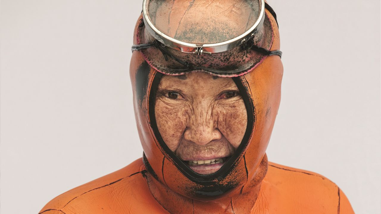 NewYorker's tweet card. For hundreds of years, women in the South Korean island province of Jeju have made their living harvesting seafood by hand from the ocean floor.