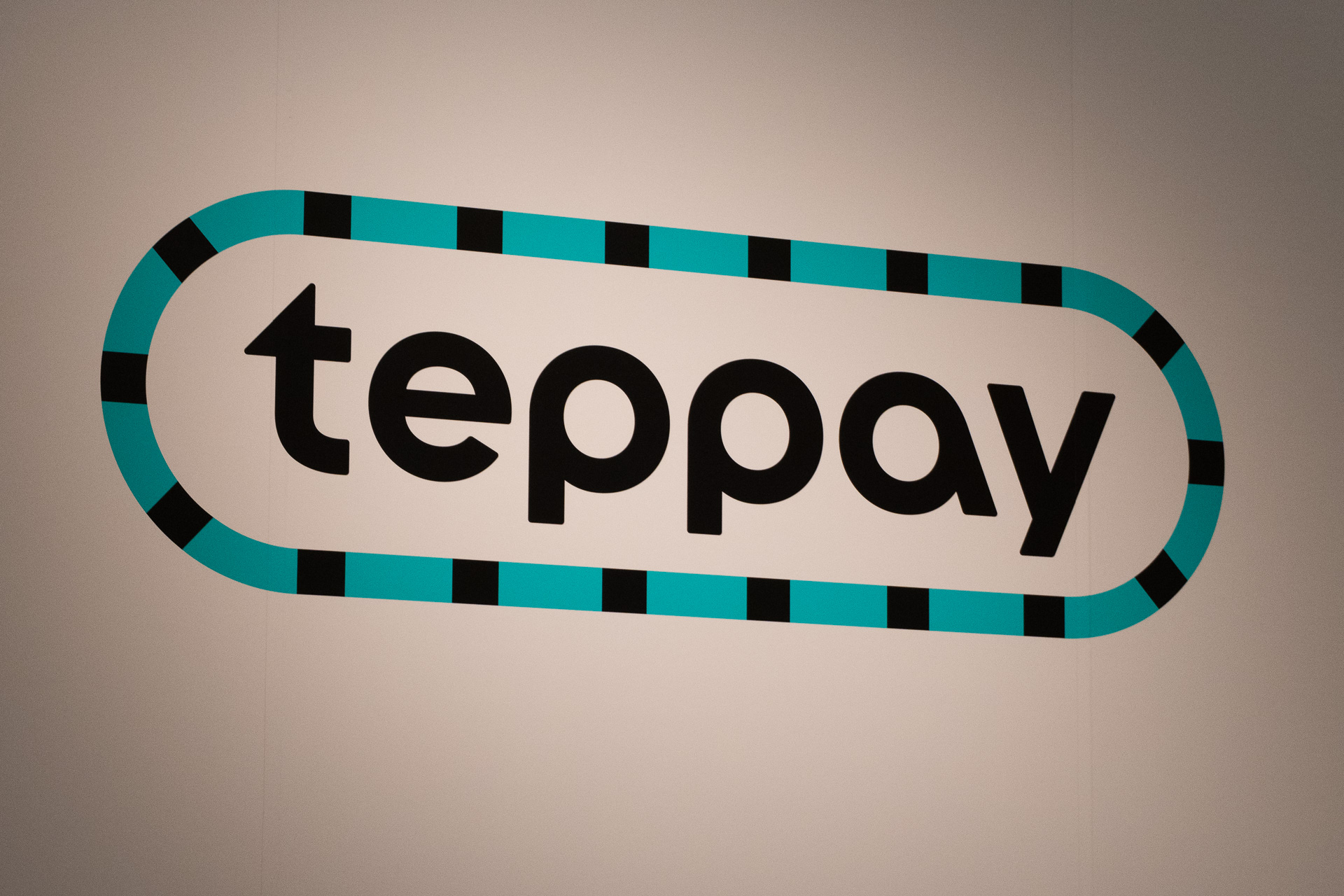 harukasan's tweet card. 　JR東日本とパスモ、PASMO協議会は11月25日、モバイルSuicaとモバイルPASMOのコード決済サービス「teppay（テッペイ）」を発表した。モバイルSuicaでは2026年秋から、モバイルPASMOでは2027年春から提供を行なう。