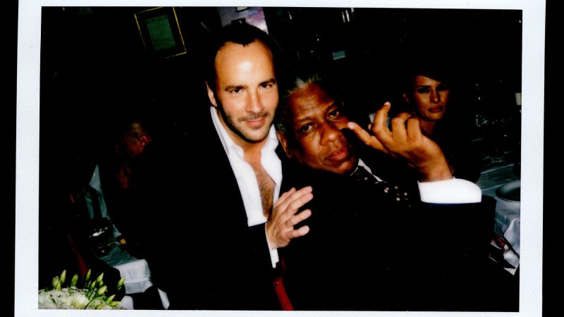 AddictedGallery's tweet card. For three decades, the legendary restaurant in Paris was frequented by high-profile guests, including Tom Ford, Madonna and Kate Moss.