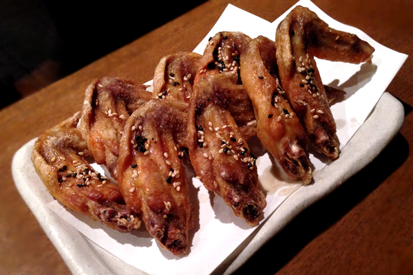 mog_mog_me's tweet card. 新宿ワシントンホテル内にある、名古屋コーチンや名古屋の名物料理を楽しむことのできる居酒屋の紹介です。特製タレを使ったパリパリの手羽唐がイチオシです！