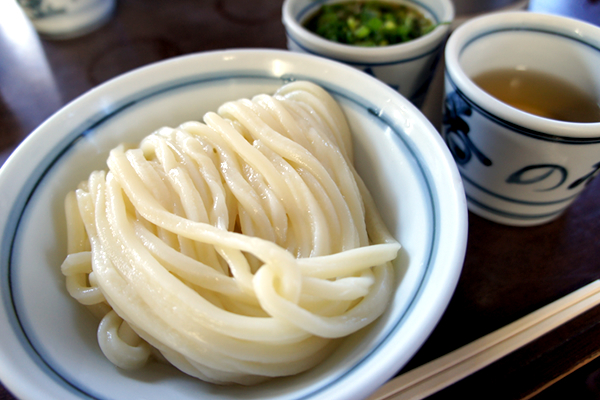 mog_mog_me's tweet card. 香川に訪れた際、絶対にうどんは食べたい！ということで立ち寄ったうどん屋さん「長田in香の香」。本場の讃岐うどんを味わえる、おもしろい名前のお店の紹介です。