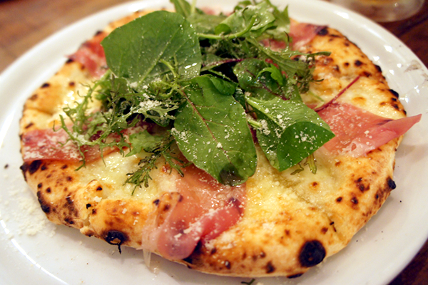 mog_mog_me's tweet card. 浅草橋駅にある、安くておいしいピッツェリアの紹介です。高架下にある小さなかわいいお店です！