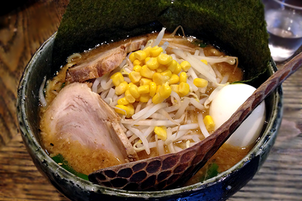 mog_mog_me's tweet card. 背脂の入った濃厚味噌ラーメンがおいしいお店、「ど・みそ」の紹介です。今回は京橋にある本店におじゃましました！