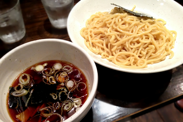 mog_mog_me's tweet card. あっさりさっぱり醤油味のつけ麺が楽しめる、西新宿の人気店の紹介です。暑い夏にピッタリの少し酸味がある味で、この夏たくさんお世話になりそうな予感です！