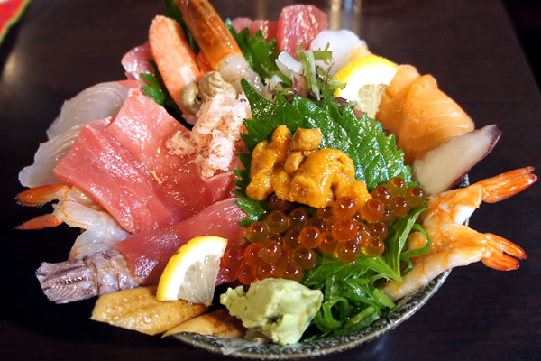 mog_mog_me's tweet card. 地元の方オススメ！岡山の中央卸売市場内にある、海鮮丼がおいしいと噂のお店に行ってみました！