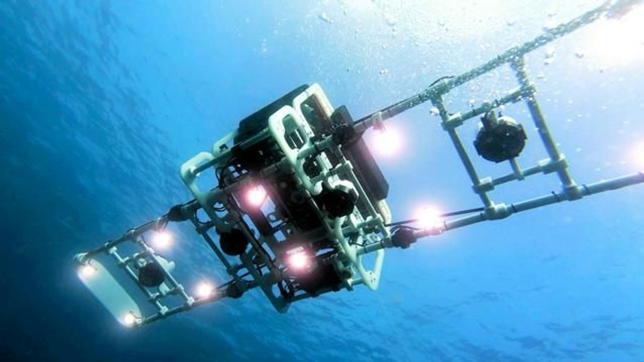 YahooNewsTopics's tweet card. 「日本の水中考古学の出発点」とされる琵琶湖北部の葛籠尾崎（つづらおざき）湖底遺跡で、1万年以上前のものとみられる縄文土器がほぼ完全な形で残っている様子が滋賀県などの調査で確認された。最新鋭の水中スキ