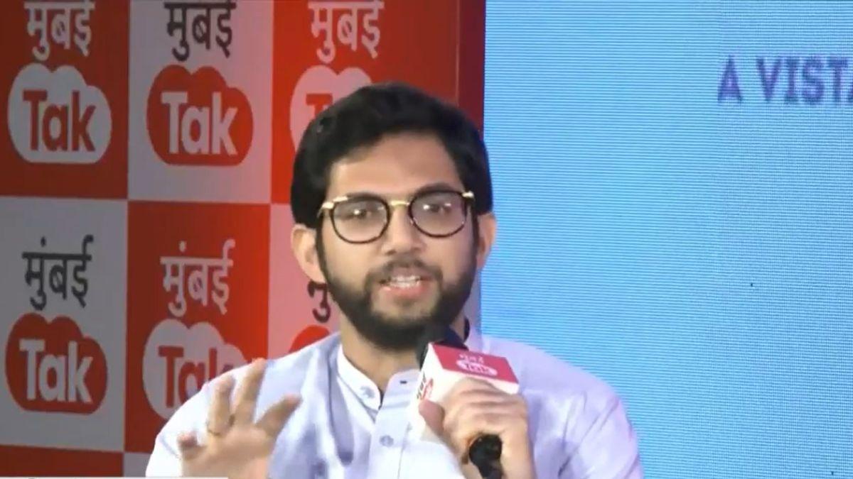 aajtak's tweet card.  महाराष्ट्र के पूर्व CM उद्धव ठाकरे के बेटे आदित्य ठाकरे ने बड़ा बयान देते हुए कहा कि राज्य के मुख्यमंत्री एकनाथ शिंदे 'मातोश्री' में आकर जेल जाने के डर से रोए थे. आदित्य ने दावा किया कि तब शिंदे ने...