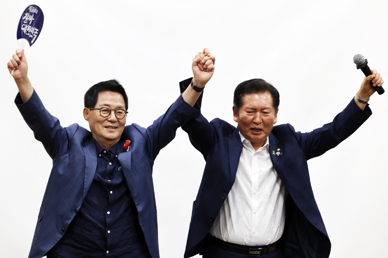 jwp615's tweet card. 박지원 더불어민주당 의원이 정청래 대표가 추진 중인 ‘1인 1표제’에 대한 당내 일각의 반발에 대해 “결국 1인 1표제가 옳다”고 일축했다. 박 의원은 이날 YTN라디오 ‘김영수의 더 인터뷰’ 전화인터뷰에서 “위원장이나 국회의원이 공천을 완전히 내려놓고 당원, 국민이 직접 할 수 있기 때문에 바람직하다”며 이같이 말했다. 박 의원은 김대중 전 대통령의 총재