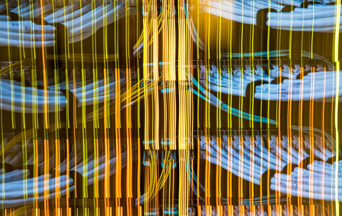 BloombergJapan's tweet card. トランプ米大統領は24日、人工知能（AI）を活用したイノベーション促進を目的とする新戦略「ジェネシス・ミッション」を創設する大統領令に署名した。政権としてAI技術の推進と導入を加速させる。