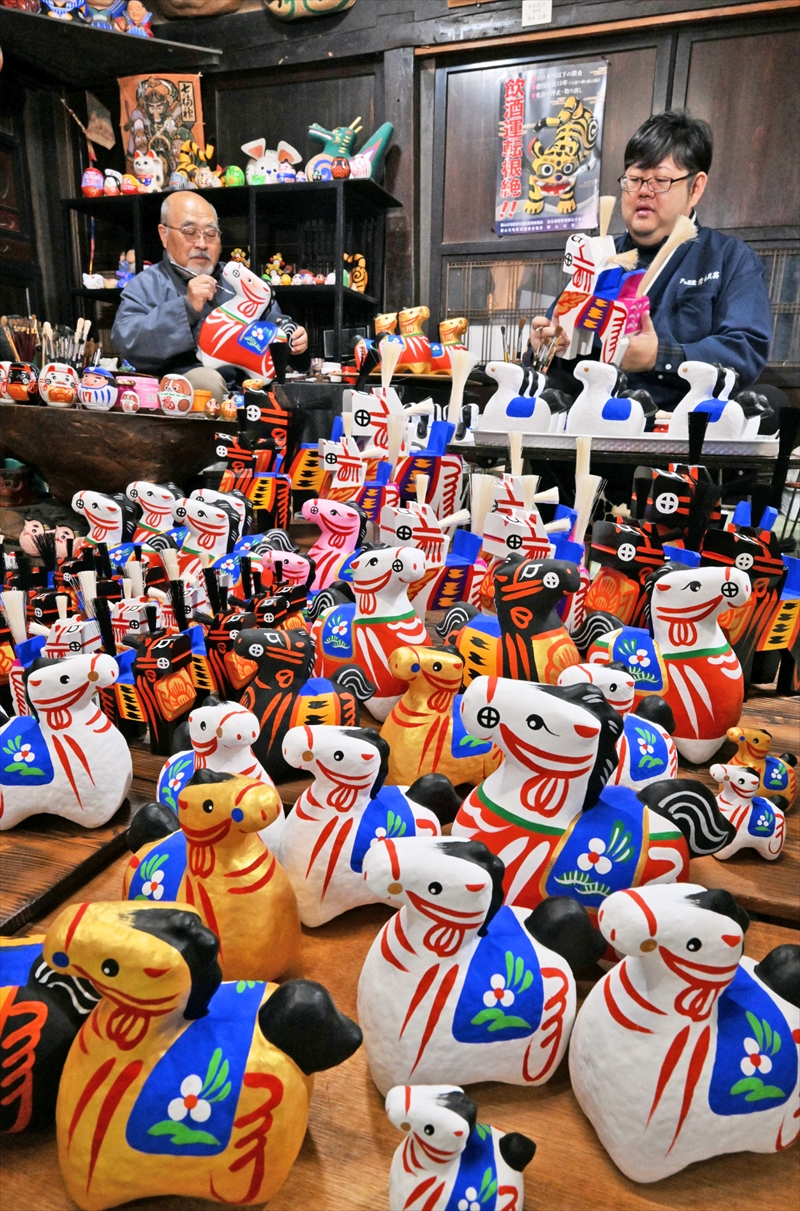 FKSminpo's tweet card. 　福島県郡山市西田町の高柴デコ屋敷の彦治民芸で来年の干支「午」にちなんだ張り子人形と郷土玩具の三春駒作りが最盛期を迎えている。　馬は神の乗り物とされ、力強く前進する姿から開運などの御利益…