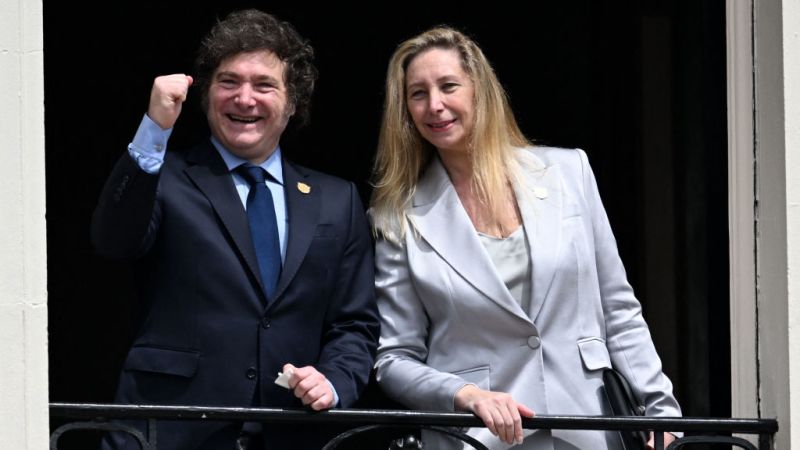 CNNEE's tweet card. El Gobierno de Argentina transita horas de tensión luego de que la hermana del presidente y secretaria general de la presidencia, Karina Milei, fuera señalada como presunta beneficiaria directa de un...