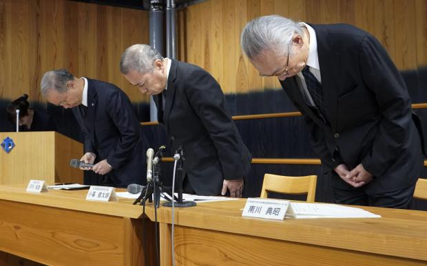 livedoornews's tweet card. 記者会見を終え、頭を下げる徳島大の河村保彦学長（右から3人目）ら＝28日午前、徳島市徳島大は28日、大学院薬学研究科（徳島市）の低温培養室で今月20日に特別研究学生（27）が死亡した事案で、河村保彦学長らが