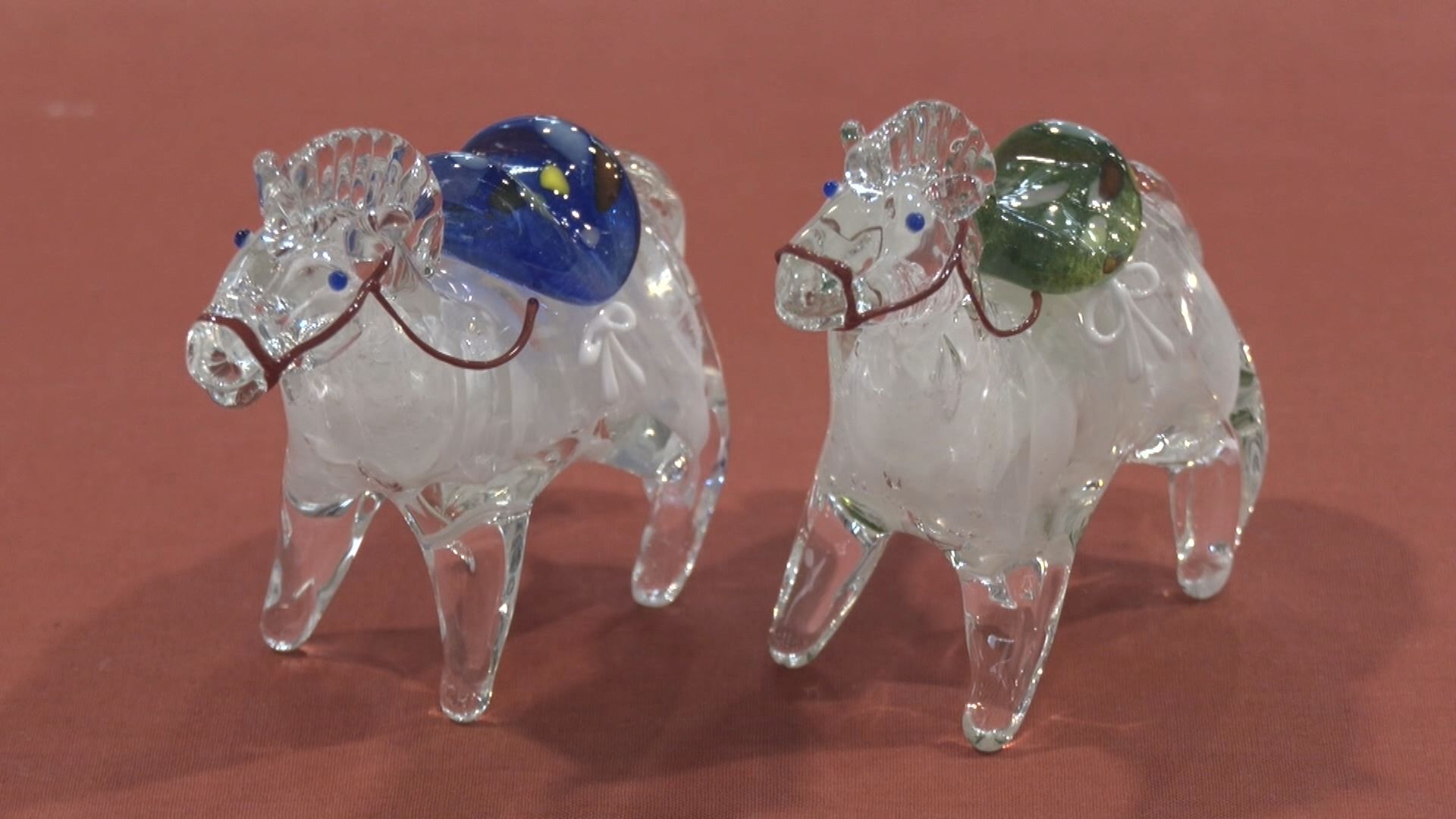 U_tar0u's tweet card. 愛知県岡崎市では、リサイクルガラスを使った置物作りが最盛期です。 約1300度に熱せられたガラスが、職人の手により馬の脚に形作られていきます。岡崎市のリサイクル施設にある「岡崎ガラス工房 葵」では