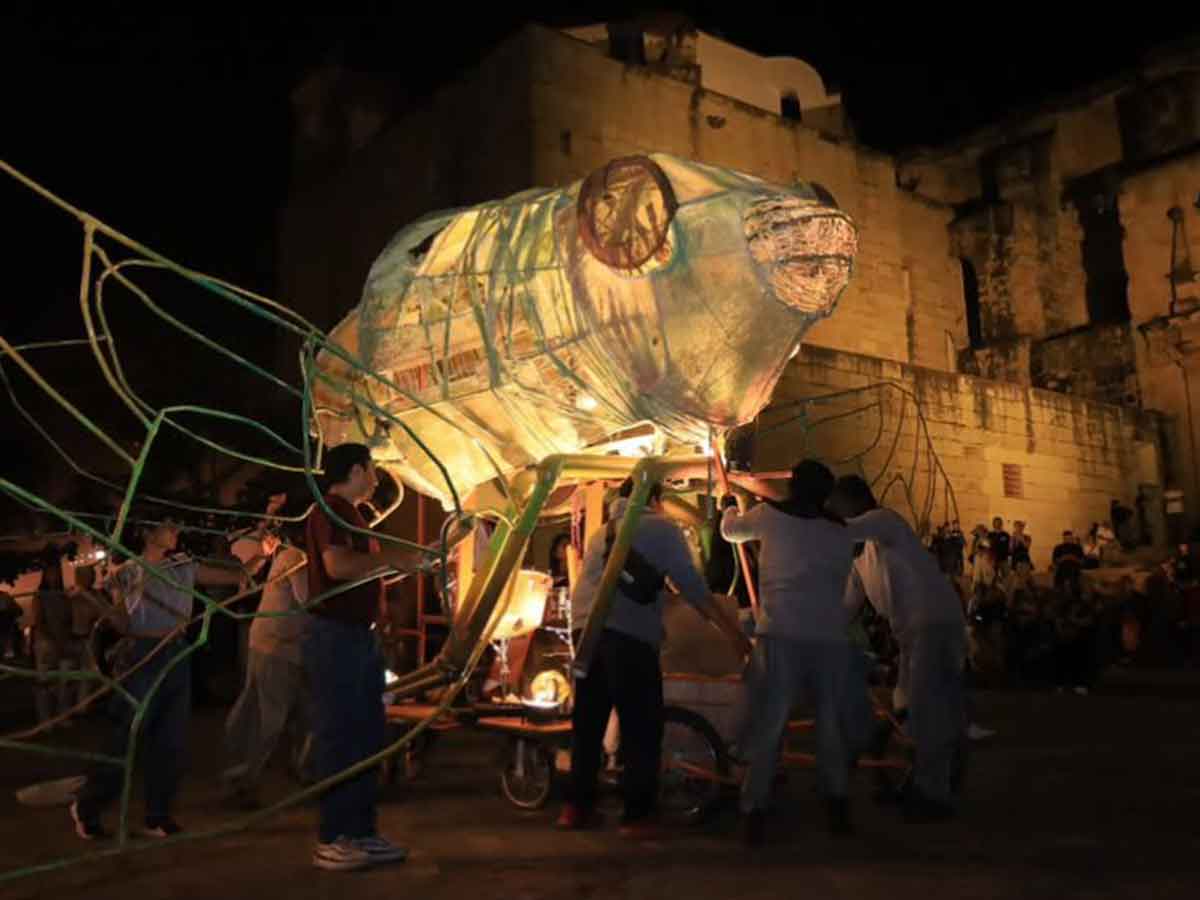 arturocks_'s tweet card. Idiotas Teatro presenta ARCA en Oaxaca, un espectáculo callejero con Pasatono Orquesta que transforma el espacio público.