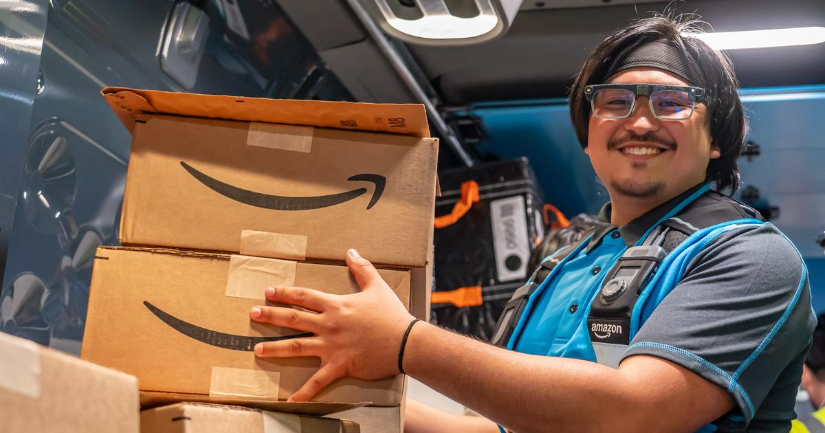 gadgetster's tweet card. アマゾンが配送ドライバー向けスマートグラスを発表。筆者が実機を体験し、その軽さやディスプレイの鮮明さ、ハンズフリー作業の利便性をレポート。スマホ操作を置き換えることで、配達の安全性と効率がどう変わるのかを解説します。