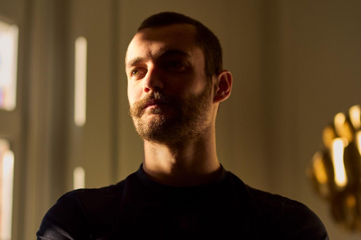 maelthierry's tweet card. Exilé aux Etats-Unis, le cadet de l’ancien président Nicolas Sarkozy revient en France se faire une place dans le Paris politico-médiatique.