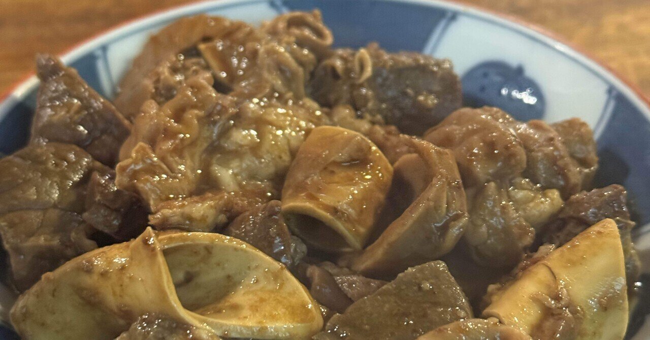 tinytinykingdom's tweet card. 金曜日の午後5時前、私は「宇ち多゛」の前に立っていた。世間様では華金などと浮かれ、今夜は自宅で待つ家族との団欒を何よりの楽しみに、足早に帰路につく立派な紳士淑女が大多数であろう。週末の家族サービスに勤しむ同輩たちを尻目に、この場所に足を向ける私の行動は、彼らにとっては理解不能な奇行に映るに違いない。 だが、私にとっての楽園はここである。時刻は4時58分。店外には8人の列。ここに並ぶは、世間的...