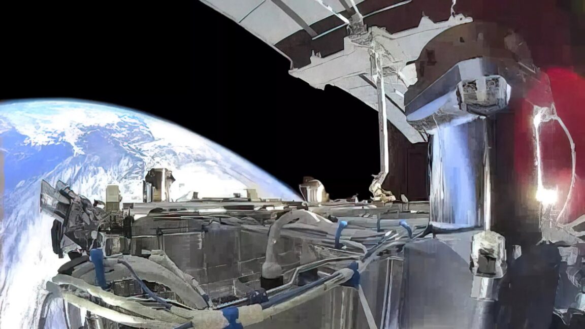 arstechnica's tweet card. It seems US didn’t coordinate Starshield’s unusual spectrum use with other countries.