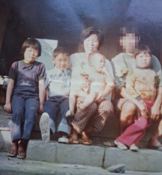 OhmyNews_Korea's tweet card. 충북 제천군 한수면 복평리에서 살던 필자는 80년대 수몰 지구로 마을을 떠나게 되었다. 남편은 강원도에서 농사를 짓자고 했지만, 필자는 교육 도시라는 청주를 선택했다. 남편 설득에 실패하자 홀로 청주로 와 집을 구하고 자녀들을 키웠다. 남편은 가끔 방문하다 결국 집을 나갔고, 필자는 식모살이와 식당일을 하며 자...