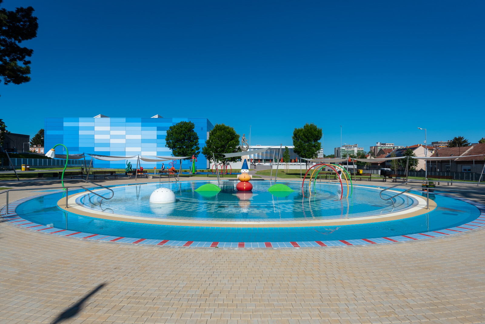 Magyar_Epitok's tweet card. A nagyszabású fejlesztéshez multifunkcionális sportcsarnok és uszoda, valamint az uszodához tartozó aquapark tervezés is kapcsolódik.