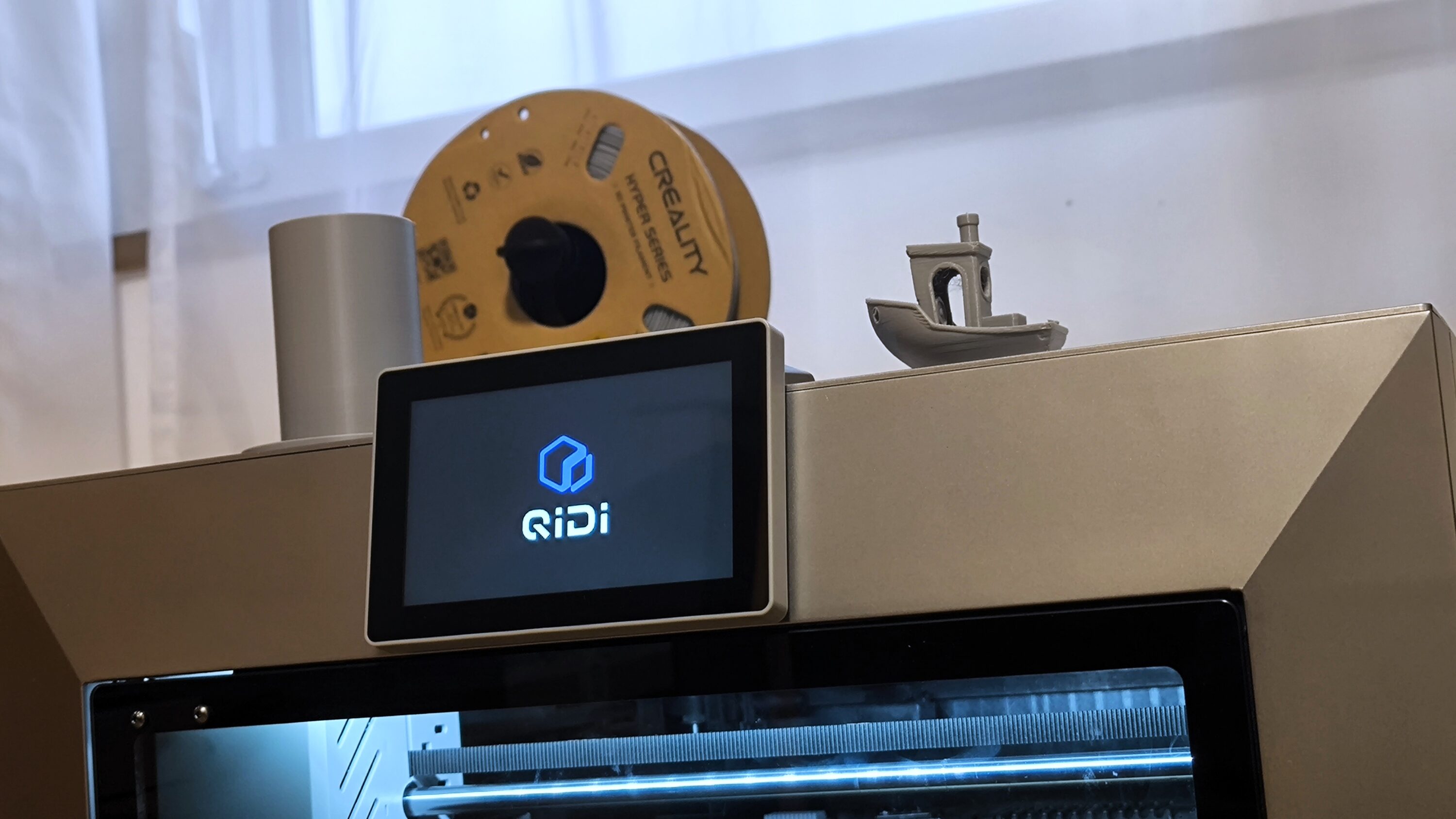 BasicTutorial's tweet card. Heute testen wir den QIDI TECH Plus4. Dabei handelt es sich um einen 3D-Drucker, der auf der FDM-Drucktechnologie basiert.