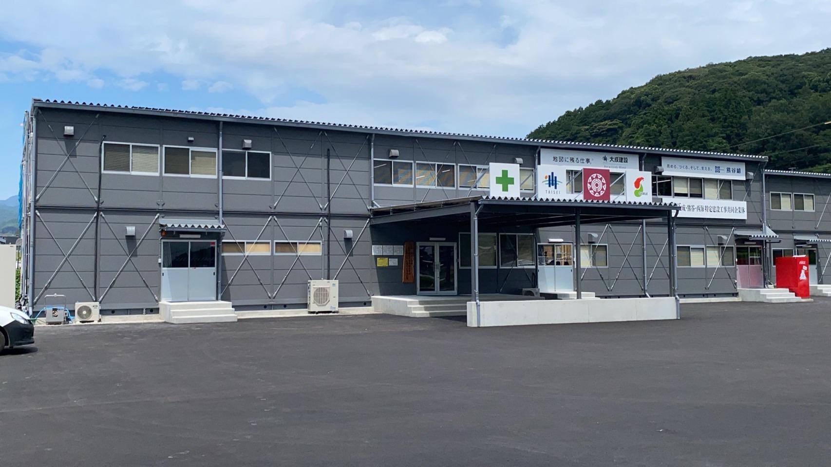 digiconengineer's tweet card. 本明川ダム本体工事が始まり、8か月が経ちました。今年の夏はダム工事の様子や本明川ダム広報館を見学に来られる方や団体も多いようです。そんなある日、国土交通省九州地方整備局本明川ダム工事事務所所長の森さん