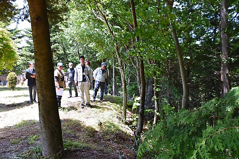 2vuss's tweet card. 　箕輪町のツキノワグマの目撃が本年度、２４日時点で９件にとどまり、昨年度の１９件から半減している。シカなどの捕獲用わなにかかる錯誤捕獲も３頭で、昨年度の１７頭から大きく減少。町は今年６月、熊の生息域と人の生活空間を分ける「ゾーニング」を導入し、目撃が多かった地区にやぶの刈り払いの補助金を出すなど対策