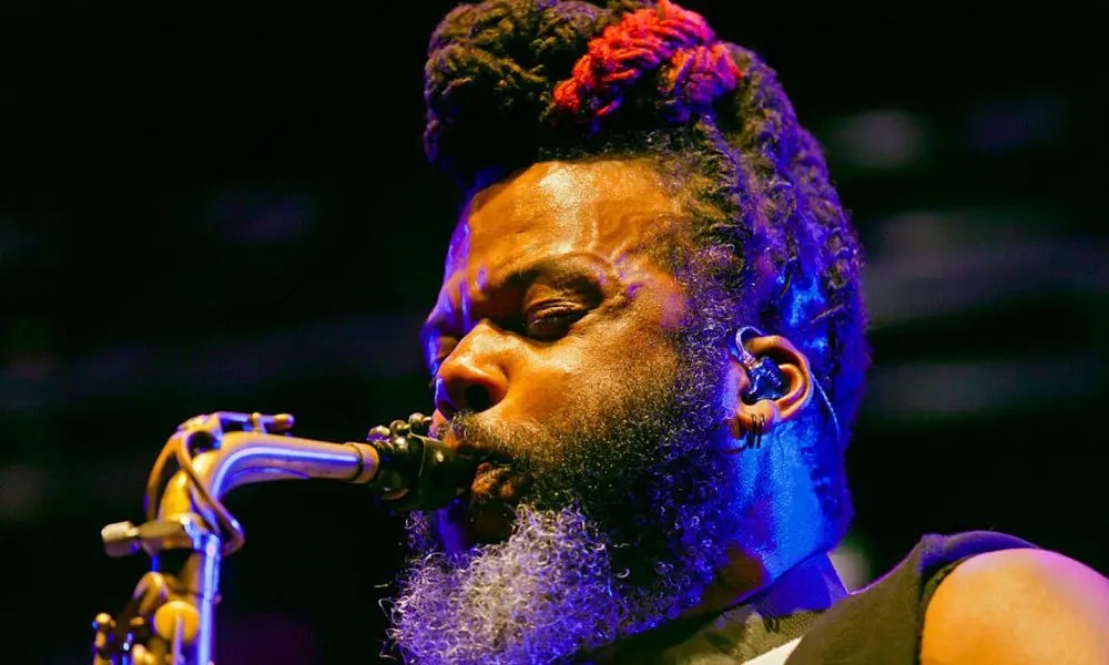 uDiscoverJP's tweet card. サックスとヴォコーダーの卓越した才能で知られていたケイシー・ベンジャミン（Casey Benjamin）が46歳で逝去した。