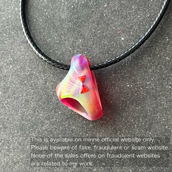 PAS_sonpy_'s tweet card. 5,000円 | 【商品説明】ご覧いただきありがとうございます。ハイブリッドオパール（人工オパール）を使用したパンティ型のペンダントです。原石より削り出しました。【素材】ハイブリッドオパール（オーロラレッド緑斑リミテッドver）金具…ステンレス紐…ワックスコード（ブラック）【金...