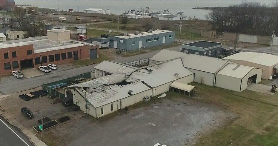 WPSDLocal6's tweet card. A building belonging to Kelvion, a radiator repair service in downtown Paducah, caught fire Sunday morning, disrupting traffic.