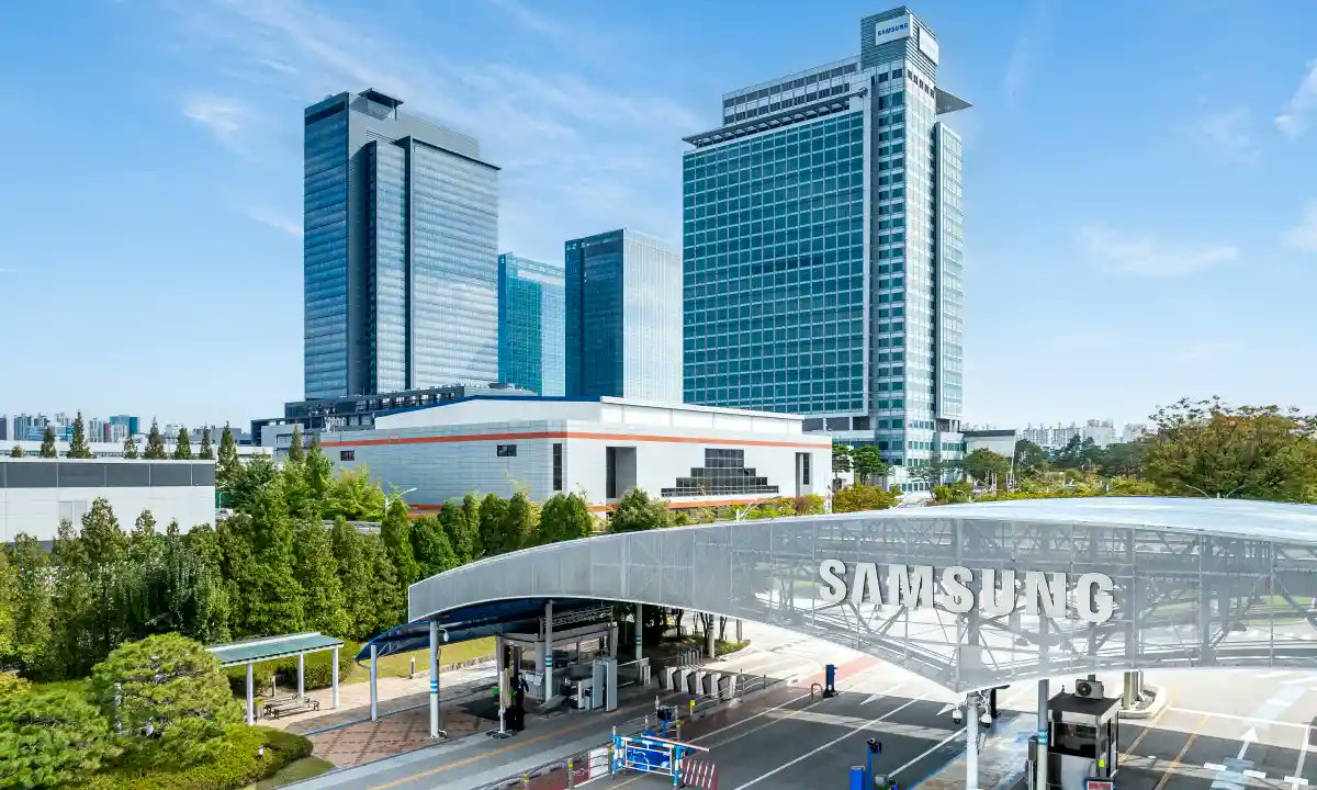 SamLoverBlog's tweet card. Samsung is all set to discuss Nvidia to finalize price & supply plans for its newly launched sixth-generation HBM4 memory chip, matching SK Hynix.